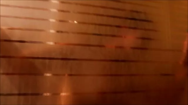 ニワトリの小さなmilkings躍Stripteaseの前にwebカメラ