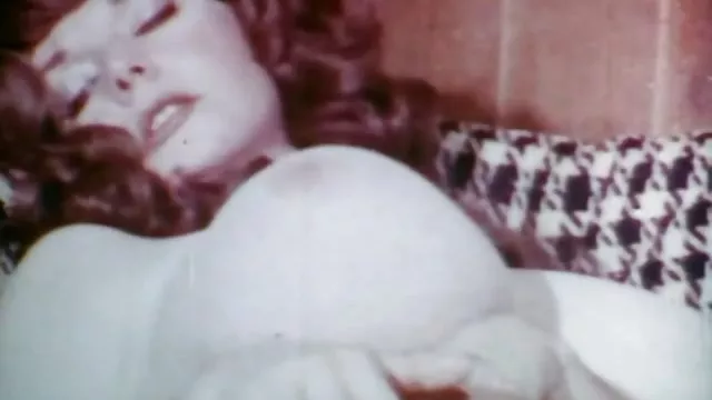 ロシアのレズビアンキとムナジロヒメウ-ウミガラスのベッド