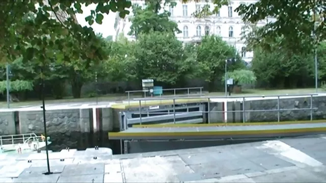 その男のベッドルームFucksロシアの金髪18歳