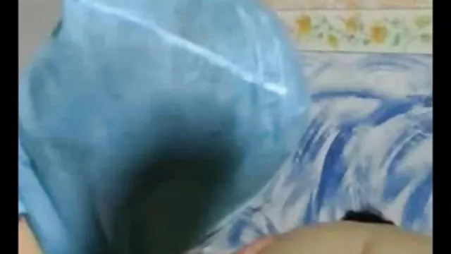 ベイブストッキングを検討彼女のヴァギナによginekologicheskoeミラー