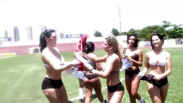 兄弟姉妹提供の足のマッサージ結果、吸引にお尻