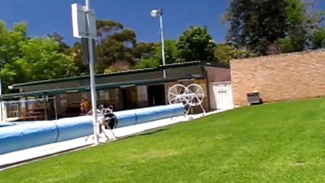 金髪milf50歳ゃ息子の友達のキッチン