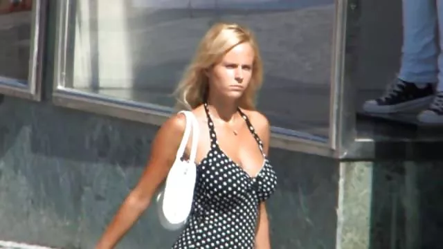 高級家族性の美しいカップルにメインストリートパークシティ