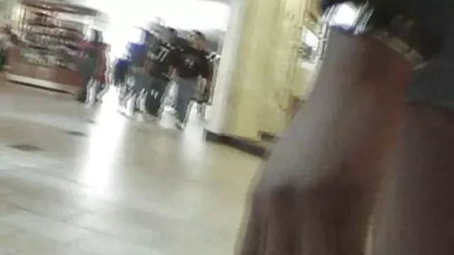 若いカムモデルjerks offコックのソファ