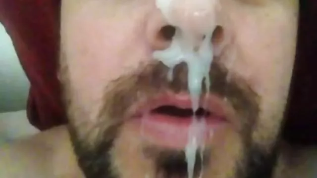 ロシア語-日本語にMasturbatesの浴槽に強力なジェットの水