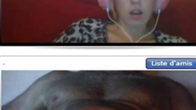 熱babe undressesとfondlesかきっと滑