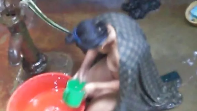 女の子がティーンによって撮影ホーム左のqrコードを読み取人