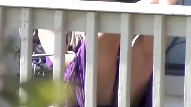 Slutty babe飲み物ビールと愉快に過ごす時間の男性は、野生のビーチ