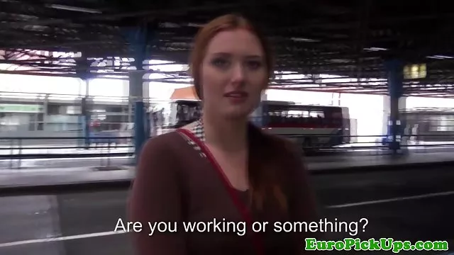 男は歩きの背後に女の子をoff彼女の美しいお尻