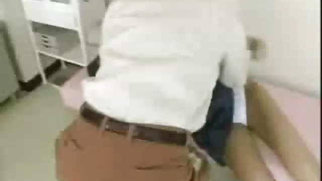 二つのロシアの女性と滑りcaressing前族を偽装