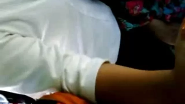 魅力的なラフィットヤスミンと彼女の友人の裸のプール