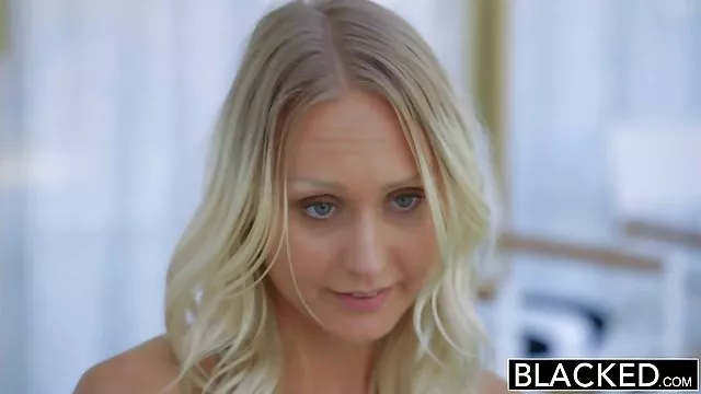 Ladyboyハ待の金髪の彼女の大きなお尻の穴