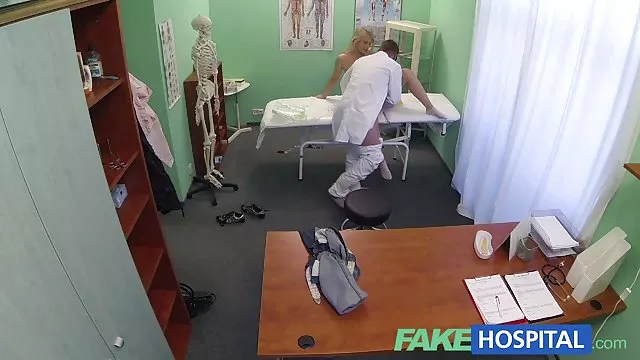 シャイロシアの女の子Alinaは性行為につい