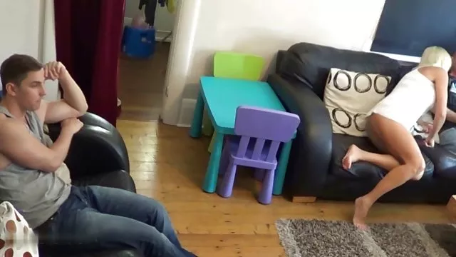 細身の女の子Masturbatesベdildos