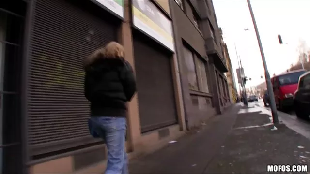 Swingers二つのカップルの入れ替えの妻のために。