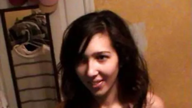 遊び心満載のロシアの女の子は練習とディルド?