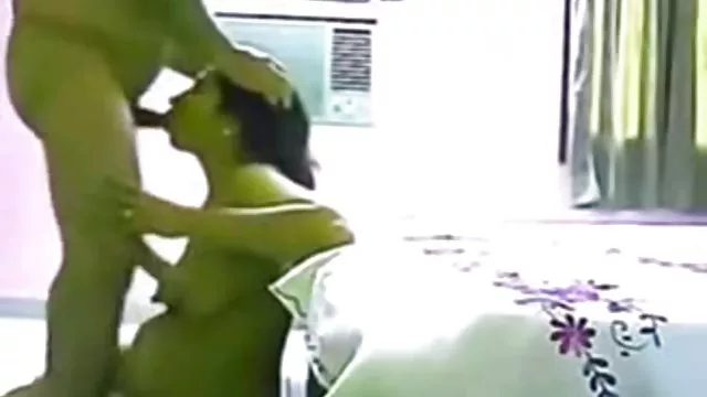 18歳の少女がオーガズムからバイブレータ