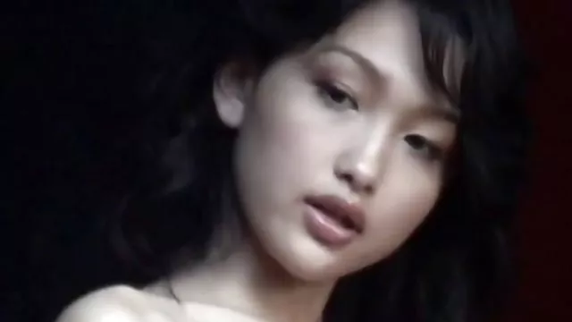 金髪サラっとしたお尻のための監督体育館でのトレーニング