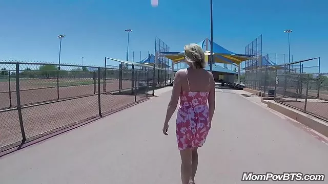 ちなみにこちらはbangin'る金髪の彼女の大きな穴のお尻