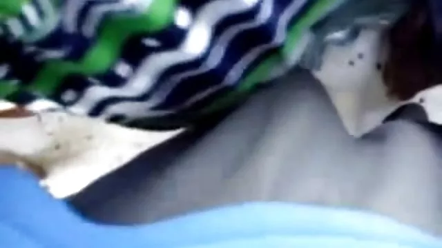 ニワトリの間の電話としての彼女の足jerksのコック夫