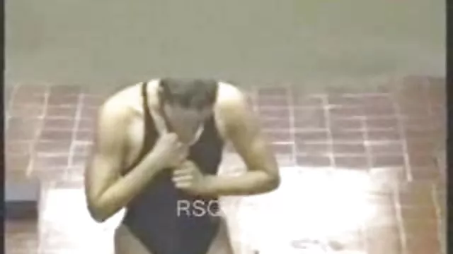 金髪にコルセットやストッキングMasturbates性の玩具の階段