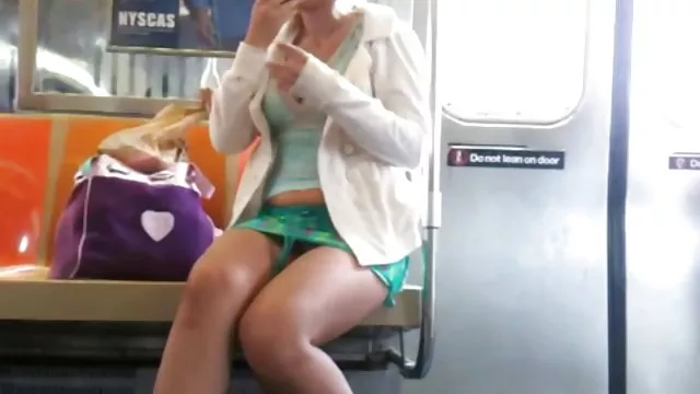 美しいbabeにfishnets masturbatingとバイブレーター