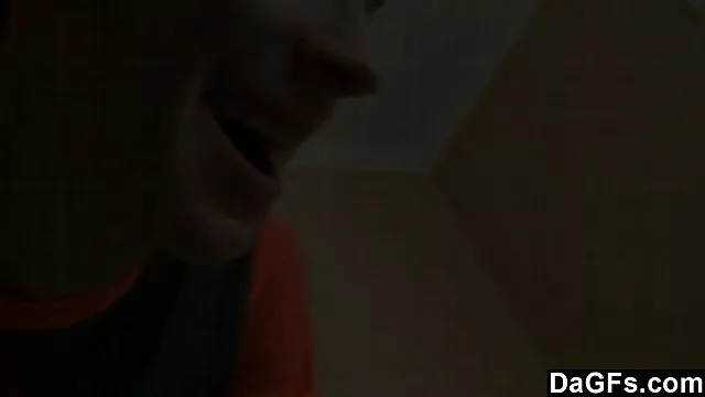 ロシアのガせ弄の若彼女は目を輝かせ