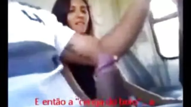 マネージング-ディレクターはmasturbating浴場での下水