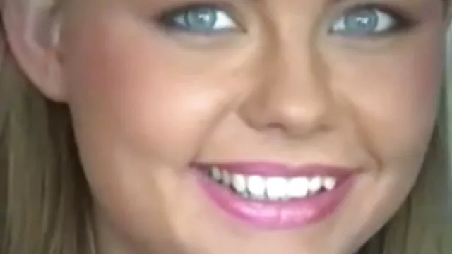 女の子実の小さなカメラのシャワーの流域