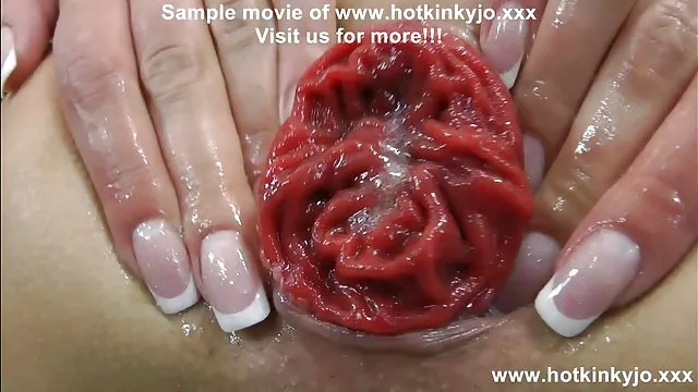 孤独なbabe熱Masturbatesベッドの夜