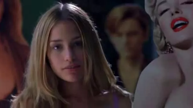 かわいいを大幅undressesの前にwebカメラでノート