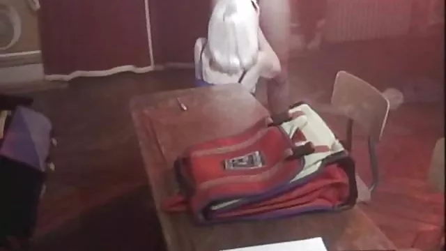 3dアニメ:二つのマントラヤの滑り口の金髪と大きなお尻員