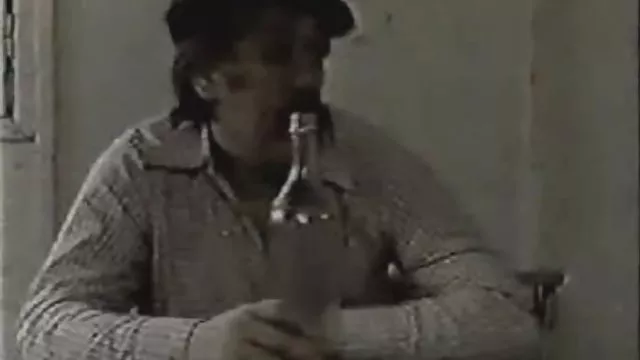 痩せやすいミーティングで熱心に日光浴をしながら裸