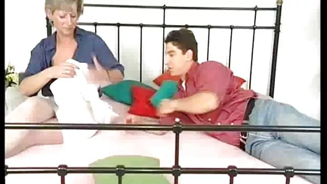 脂肪の少女sundress ーキックからタバコの煙