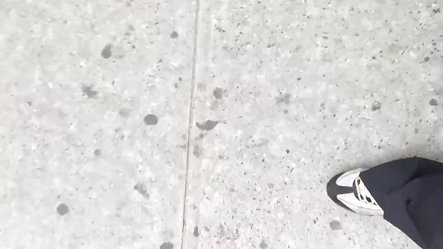 恐竜彼女めに吸い男のコック、浴室