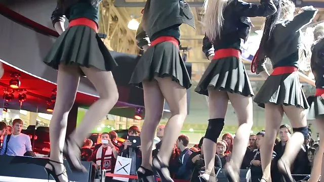 女性のbodybuilder運指う筋肉