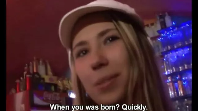 単女の子の芝生という彼女の滑り