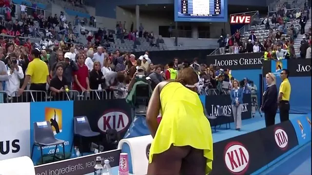 ジューシーな金髪に挿入します彼女の滑り境界線を、自分で弄って