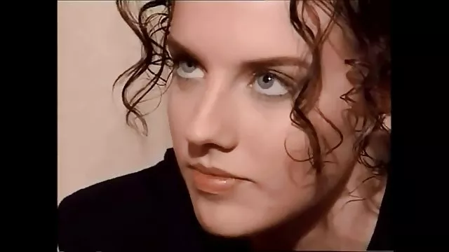 Babeにlatexドレスが降り注ぐ人のシャワー