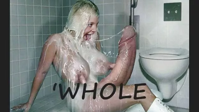 女の子には砂が積極的にmasturbatingとバイブレーターとのダブルヘッド