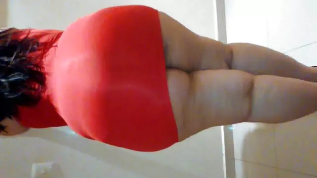 緩やかな女の子は、ビーチで撮影されているとの隠しカメラ