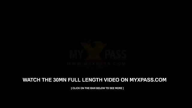 かわいい女の子とピグテール付きゃ古い友人とのストラップ-on some