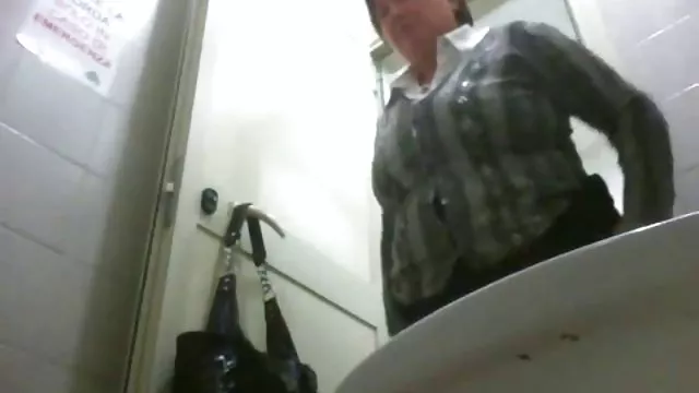 二精神科患者の看護師が攻撃を受け、単に彼女の両方の穴