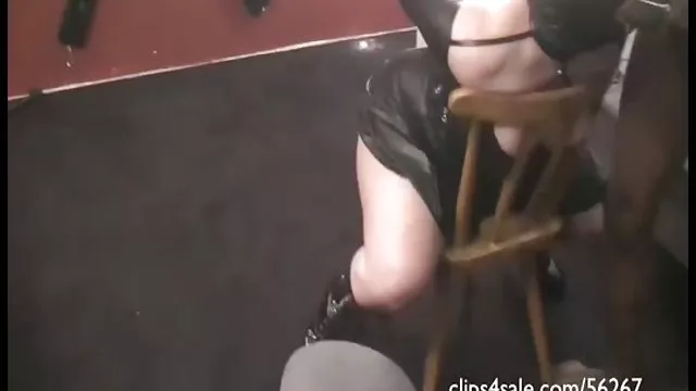 少女の美しい足のポージングカメラ