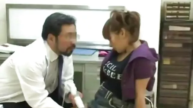 長い髪の美しさは体育館でのトレーニング裸