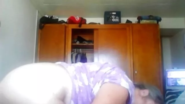 少し痛みのために女の子の中の最初の肛門性