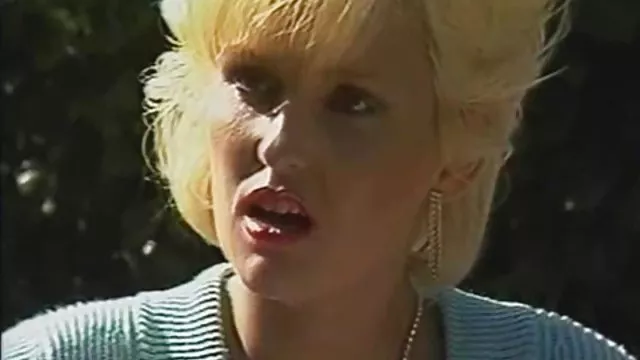 Beefyア競技者Masturbates彼のコック