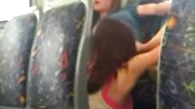 の女性の肌にスレーブ完全に固定化