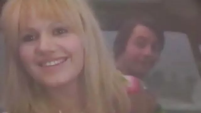 残酷なコックを伸ばして貧しい女の子の肛門