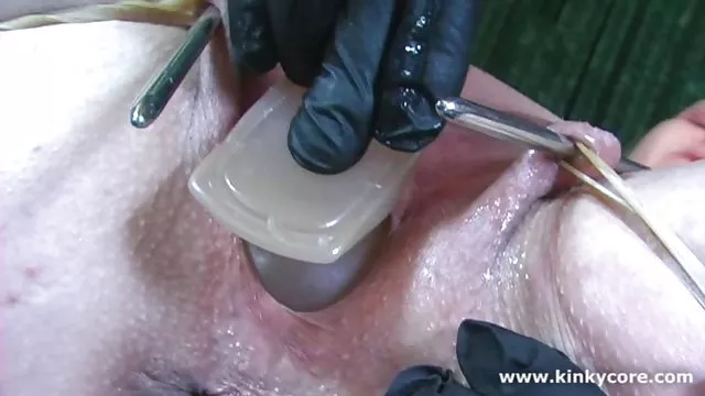 の支持者のカルトの拷問を受け罪美しさと彼女の恋人